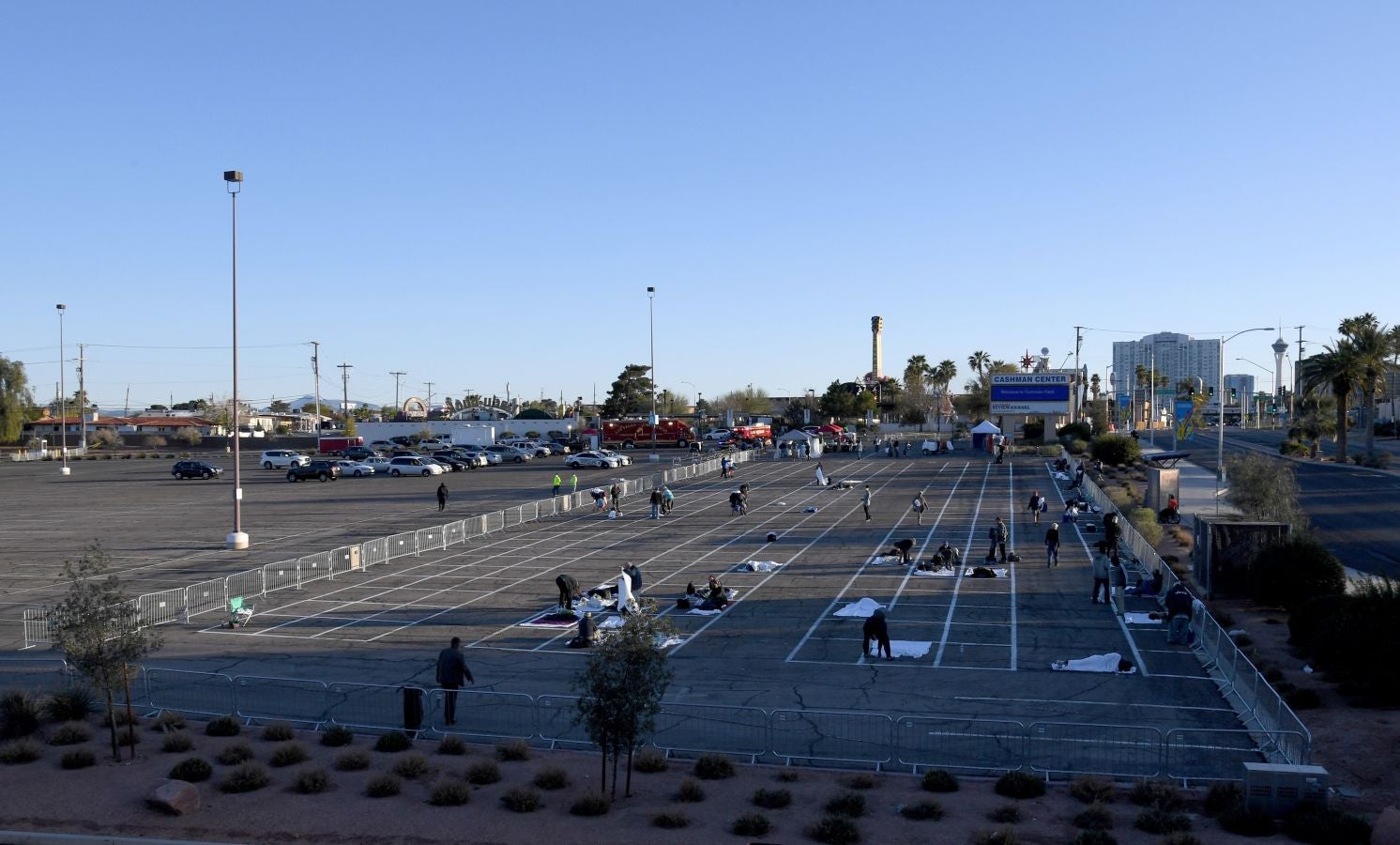 Mientras sus cientos de hoteles se vacían, las autoridades de Las Vegas han puesto en marcha lo que han denominado «albergue» en un aparcamiento, donde han pintado rectángulos en el suelo para que las personas sin hogar mantengan la distancia de seguridad.
