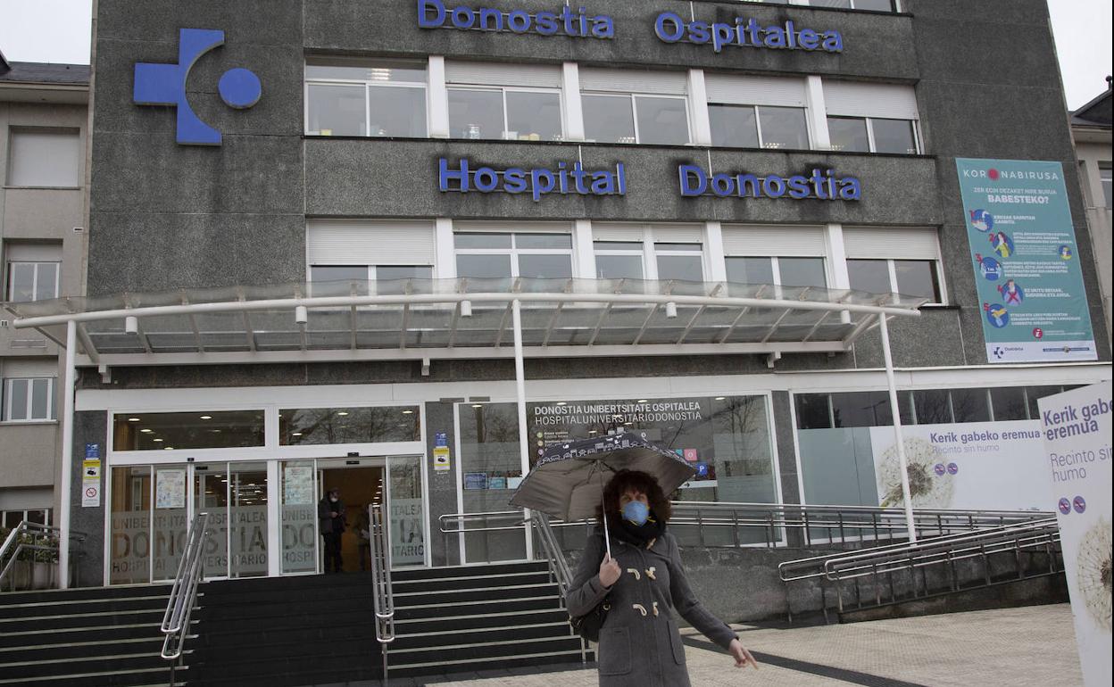 Entrada del Hospital Donostia esta mañana. 