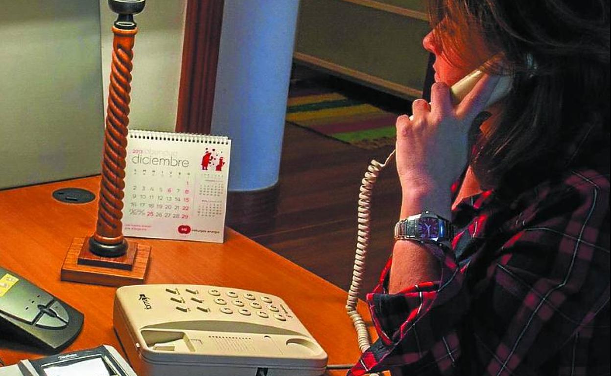 Las operadoras recomendaron volver a usar el teléfono fijo.