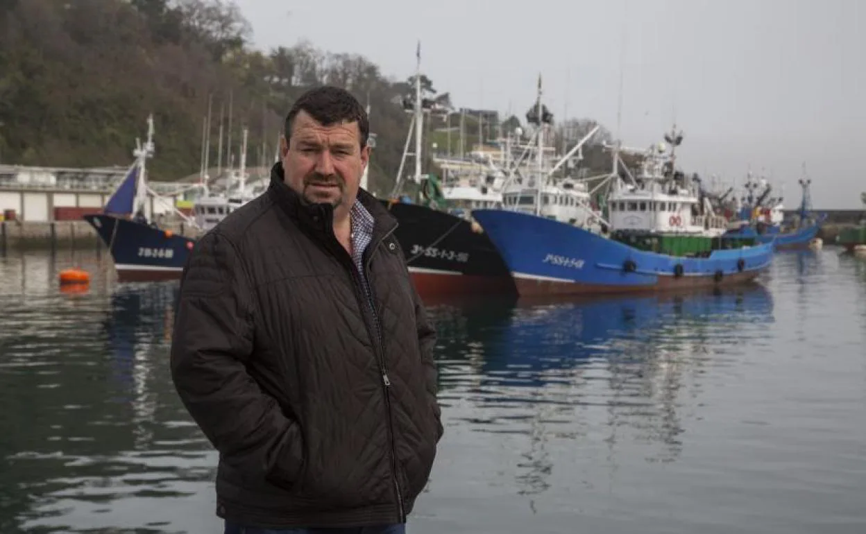 Norberto Emazabel, ante la flota pesquera de Hondarribia, amarrada en el puerto ante el cierre de las conserveras.