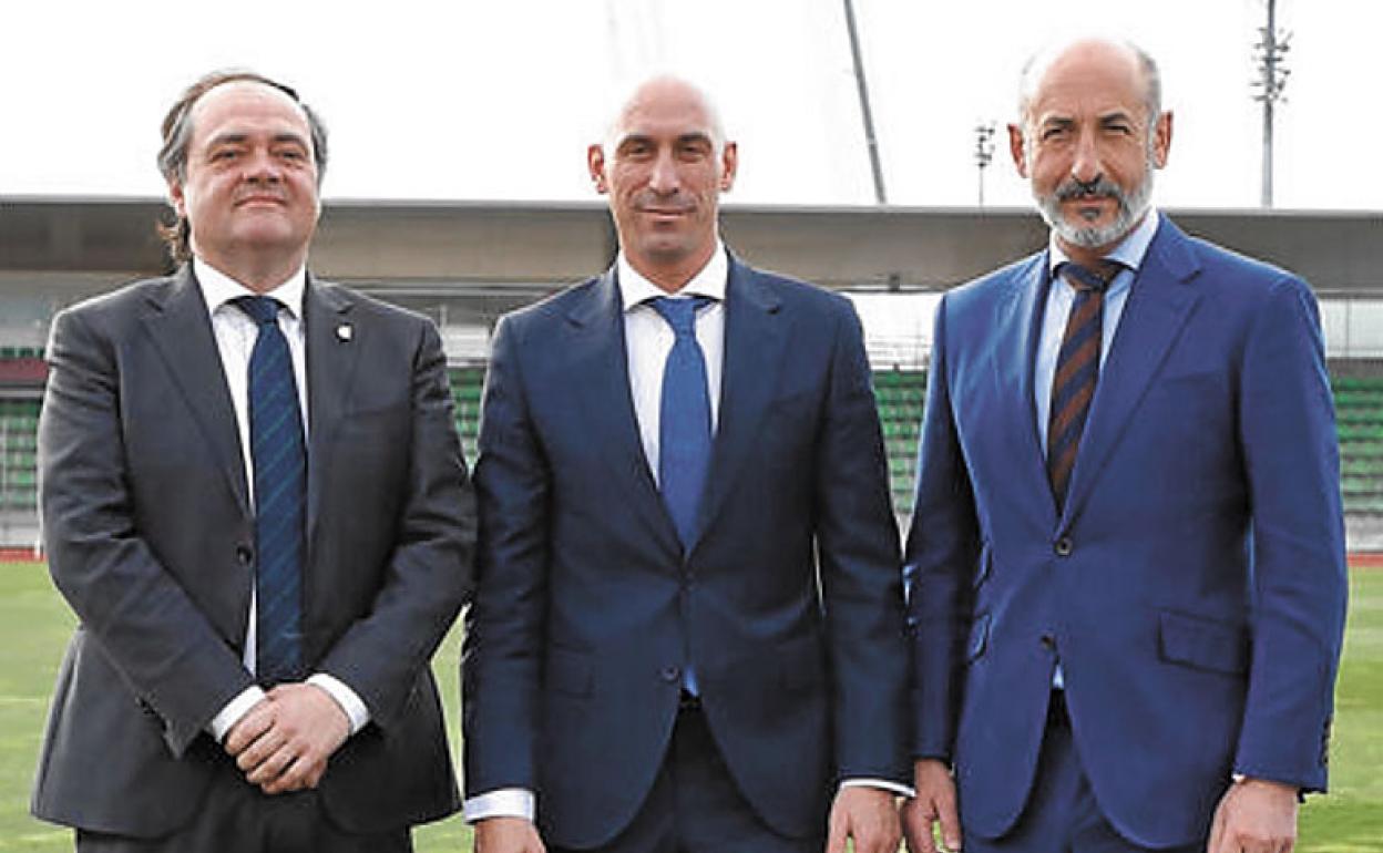 Aperribay, Rubiales y Elizegi, en Las Rozas con el trofeo de Copa. 