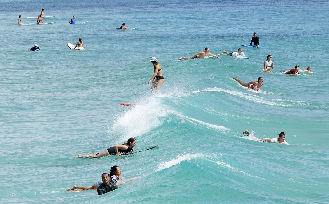 A pesar de las restricciones por la pandemia de coronavirus en Australia los surfistas llenan las playas del país.