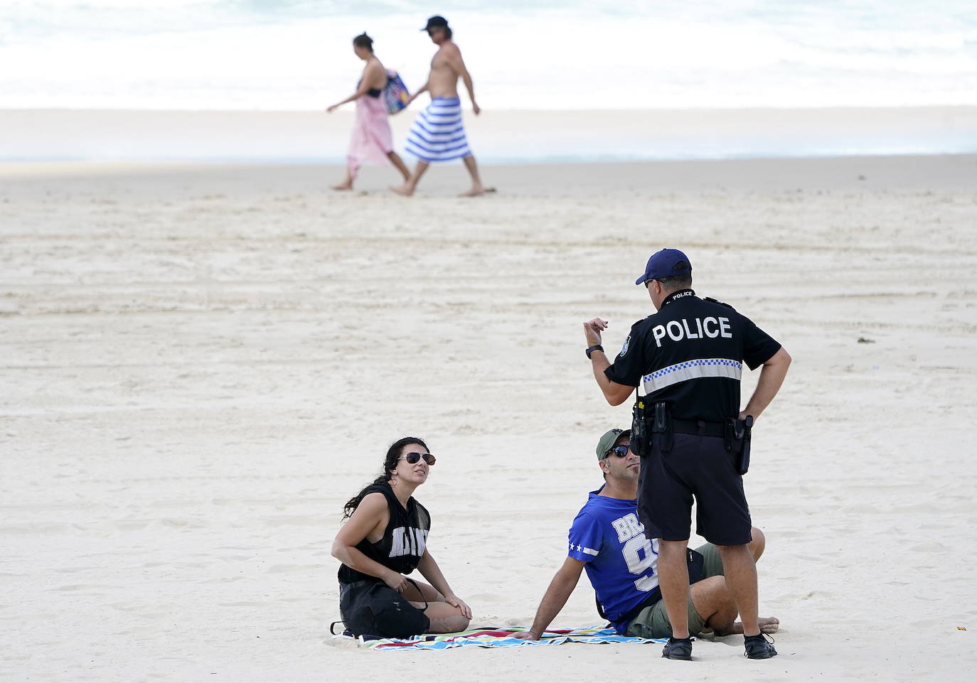 A pesar de las restricciones por la pandemia de coronavirus en Australia los surfistas llenan las playas del país.