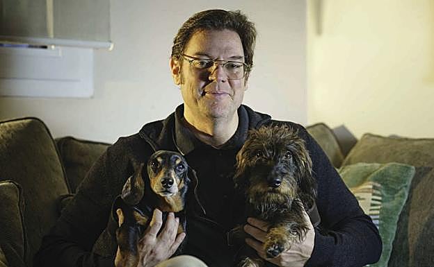 El productor Álvaro Longoria con sus dos mascotas en su casa de Madrid.