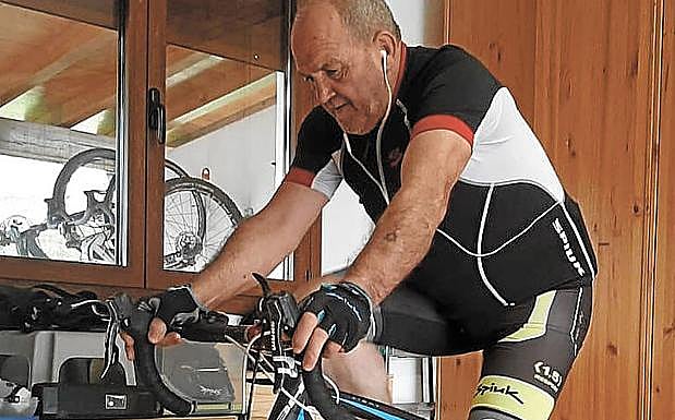 Juanito entrenando en casa para no perder la forma