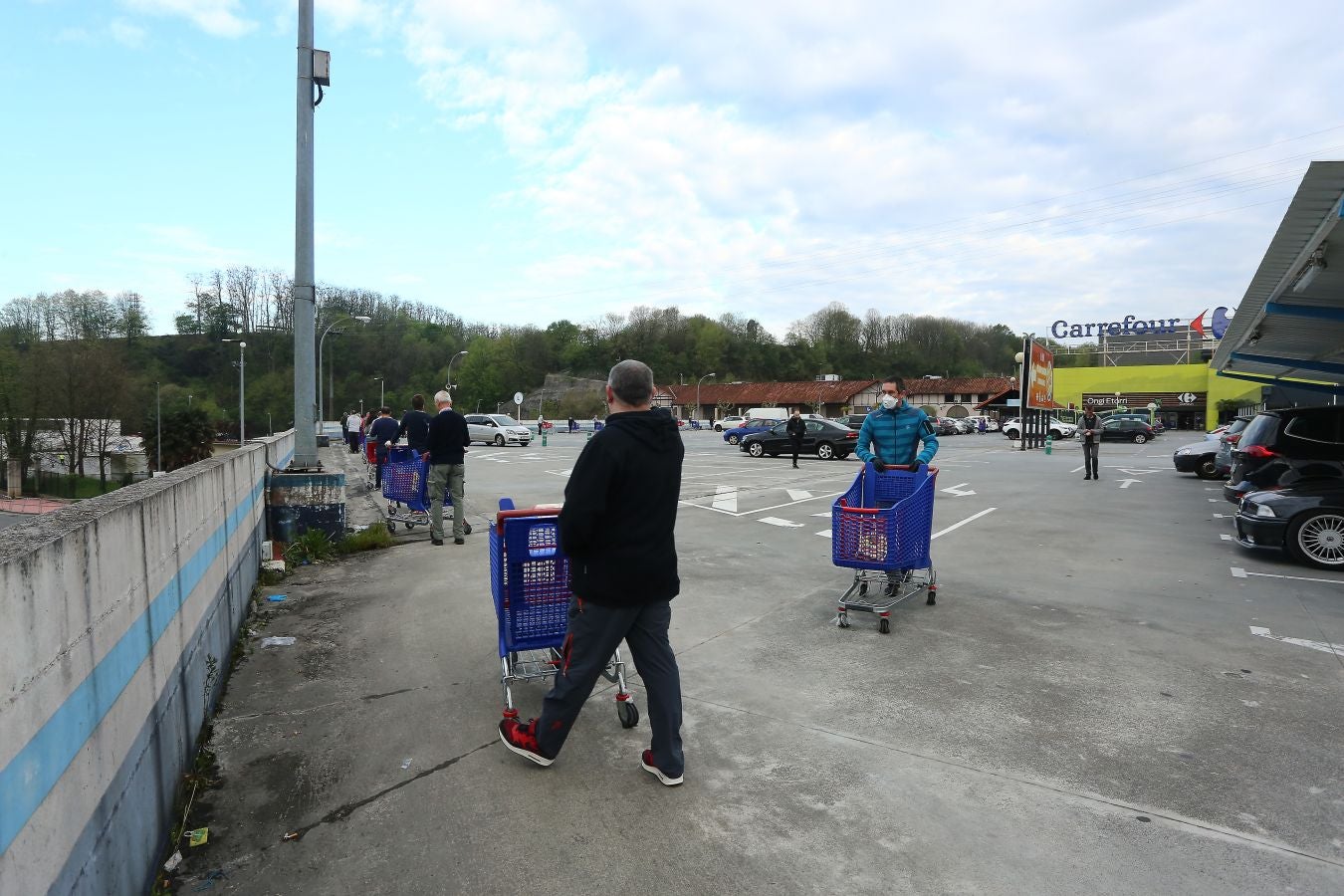 Las grandes colas siguen siendo los grandes protagonistas este miércoles víspera de festivo en los supermercados de Gipuzkoa