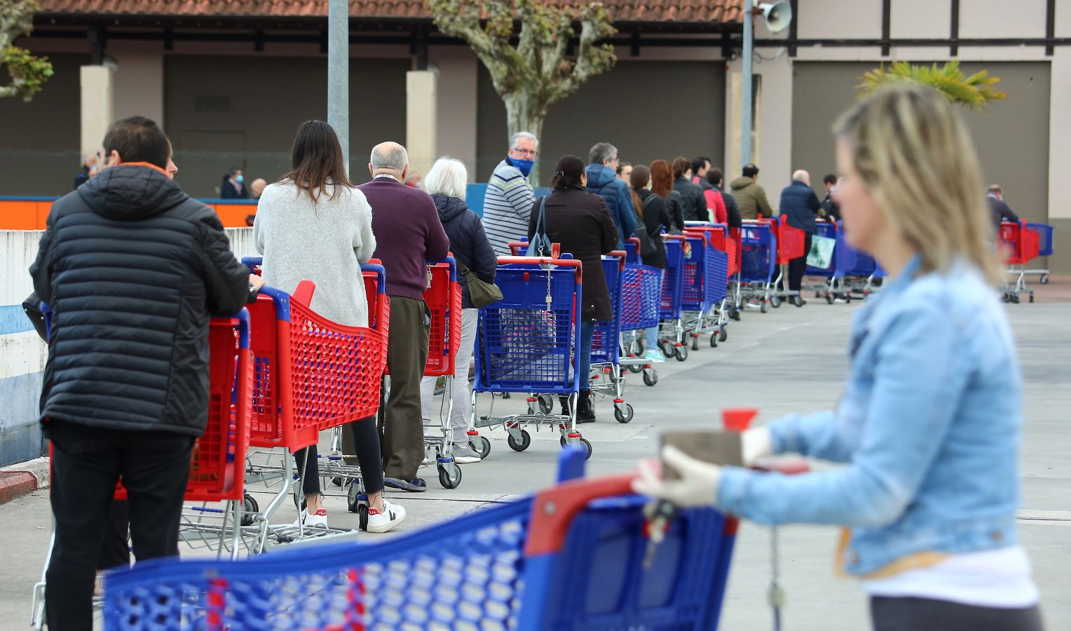 Las grandes colas siguen siendo los grandes protagonistas este miércoles víspera de festivo en los supermercados de Gipuzkoa