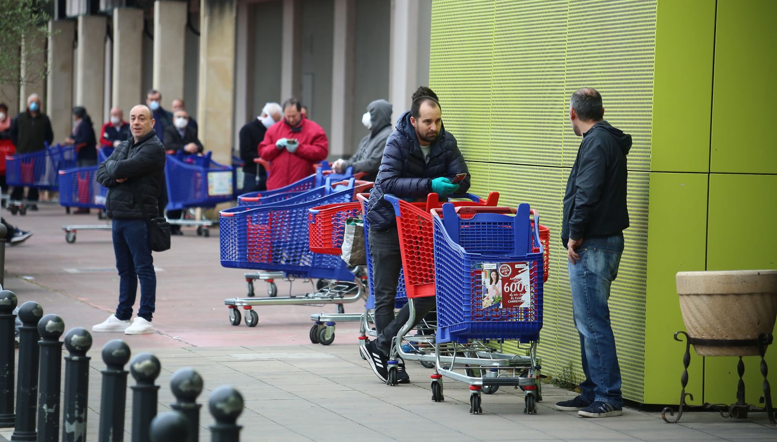 Las grandes colas siguen siendo los grandes protagonistas este miércoles víspera de festivo en los supermercados de Gipuzkoa