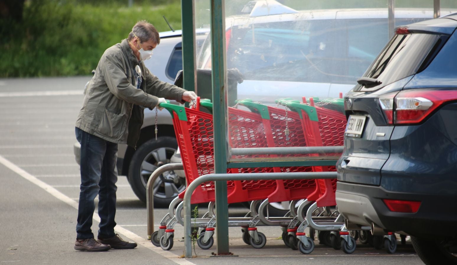 Las grandes colas siguen siendo los grandes protagonistas este miércoles víspera de festivo en los supermercados de Gipuzkoa