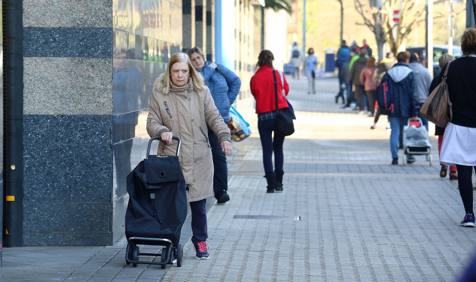 Las grandes colas siguen siendo los grandes protagonistas este miércoles víspera de festivo en los supermercados de Gipuzkoa