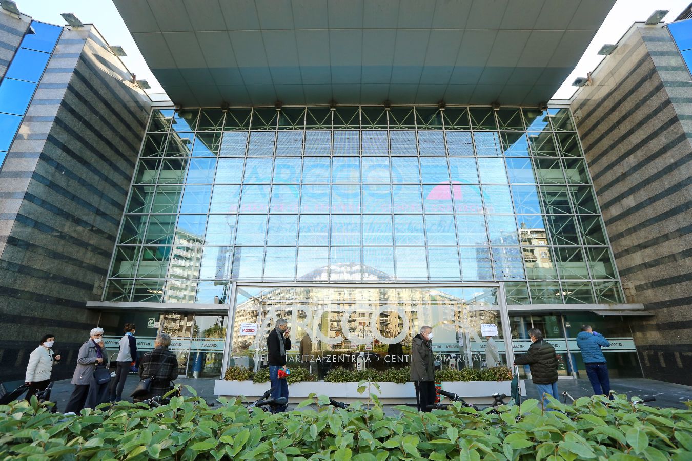 Las grandes colas siguen siendo los grandes protagonistas este miércoles víspera de festivo en los supermercados de Gipuzkoa
