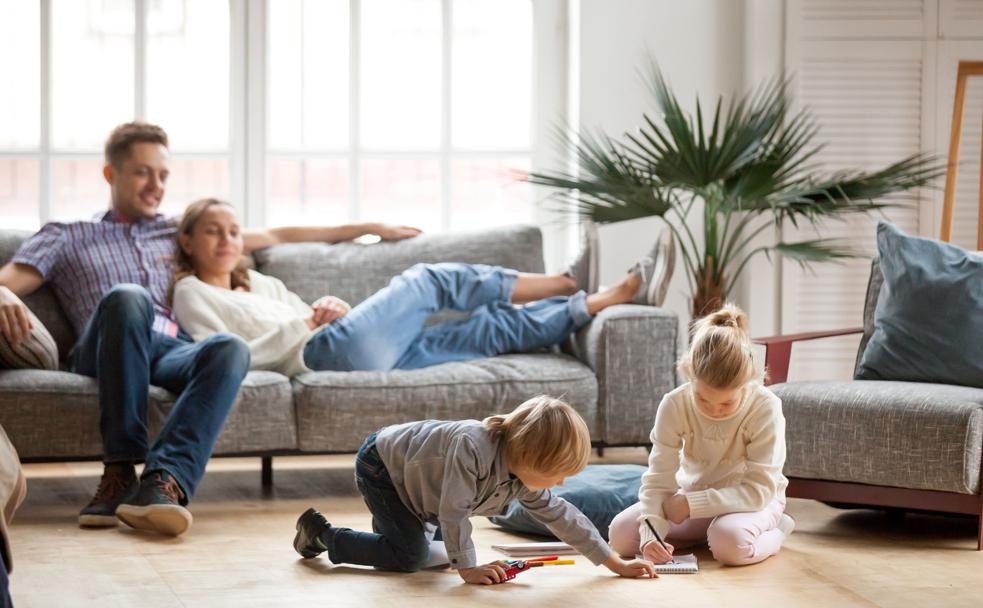Una familia disfruta de su tiempo de ocio en casa. 