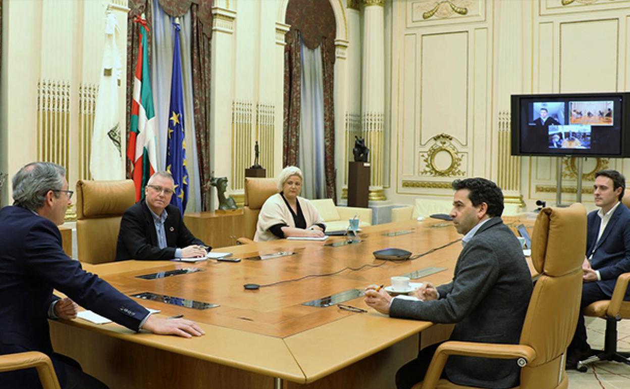 Diputación de Gipuzkoa y Ayuntamiento de San Sebastián analizan una «respuesta conjunta» a la crisis