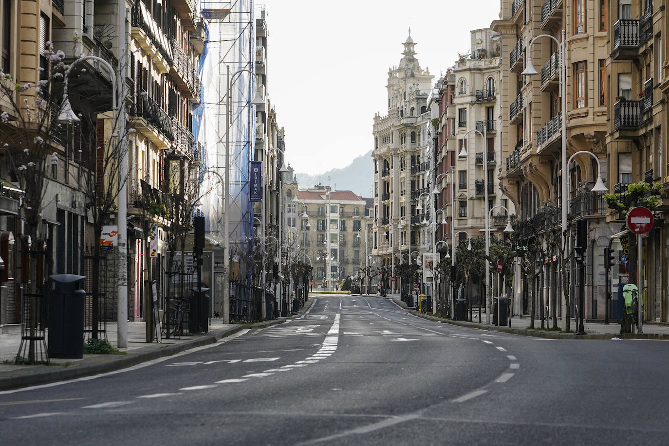 El centro de San Sebastián vacío de vehículos y personas.