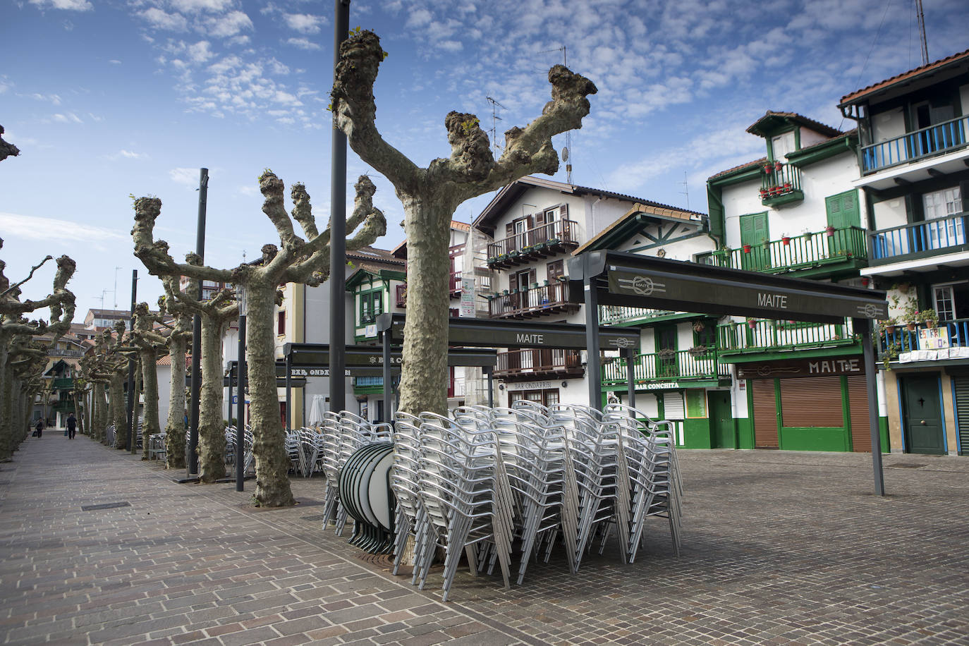 Sin rastro de personas en el centro de Hondarribia.