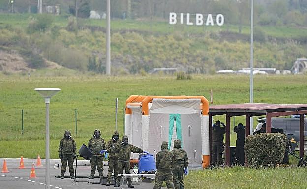 Militares higienizan sus trajes tras haber salido de la torre de control, el pasado 22 de marzo