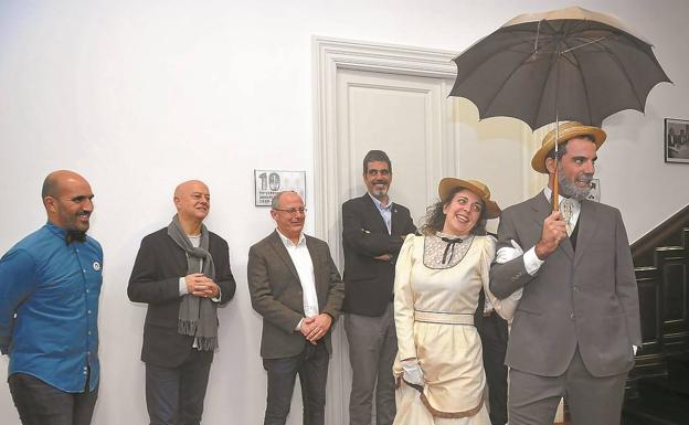 Celebración de los 10 años de la Fundación Cristina Enea, con los tres alcaldes que la han presidido y actores en el papel de los duques de Mandas. 