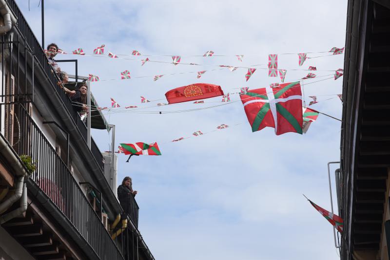 Una calle de la Parte Vieja de Donsotia con ikurriñas.