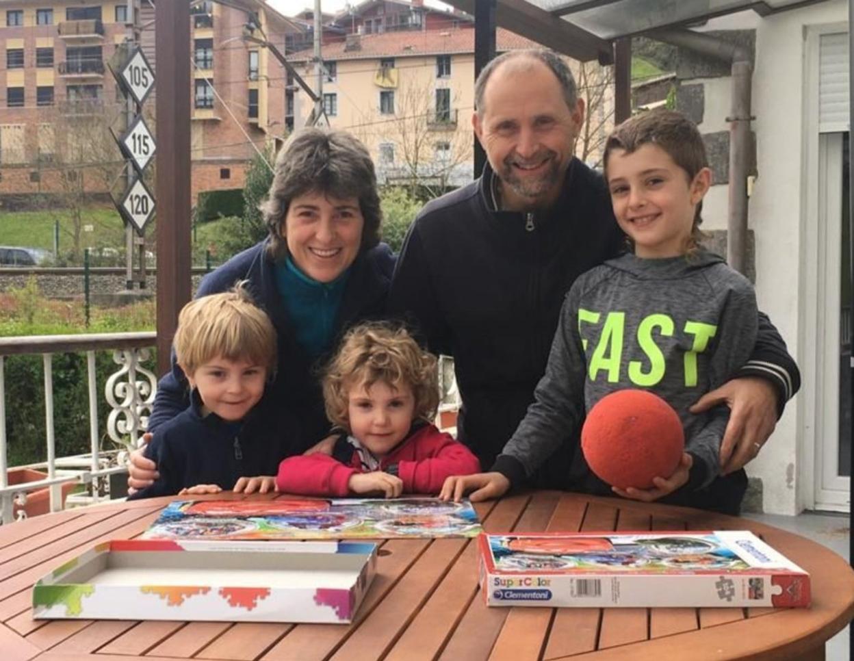 Maider e Iñaki con sus hijos, en su casa de Anoeta: los mellizos de cuatro años Xuban y Eneritz, y Enaitz, que pronto cumplirá 10.