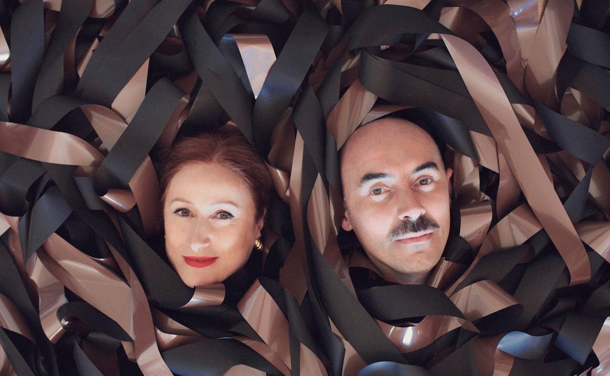 Sentar la cabeza. Teresa Iturrioz e Ibon Errazkin envueltos en cinta magnética para su disco de madurez. 
