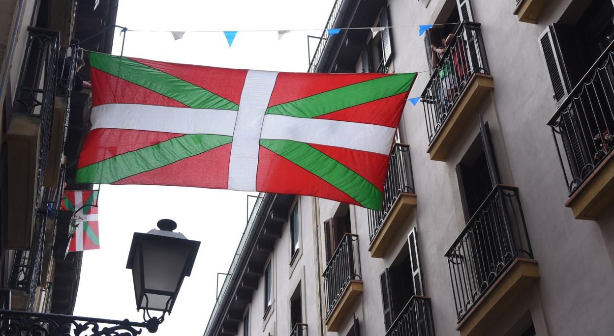 Vecinos de la Parte Vieja donostiarra colgaron ikurriñas desde los balcones. 