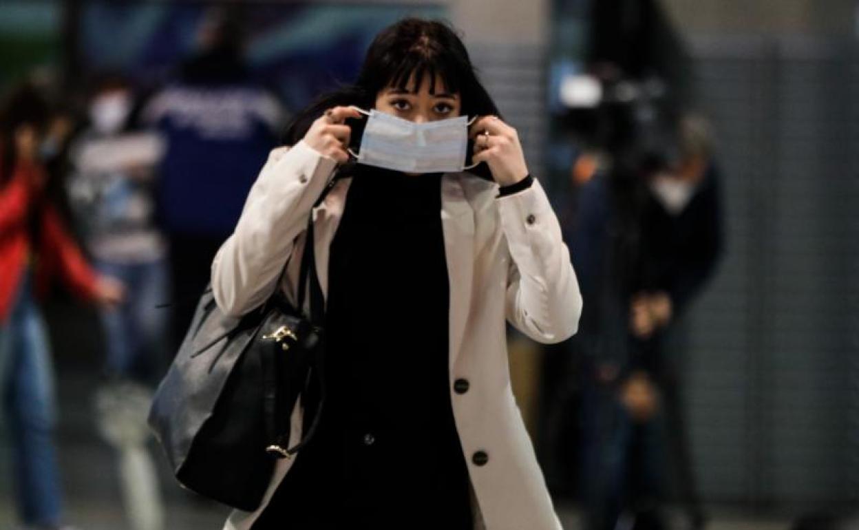Mujer con mascarilla en Madrid 