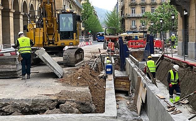 Voluntarios de la DYA reparten mascarillas este martes en la estación de autobuses de Donostia