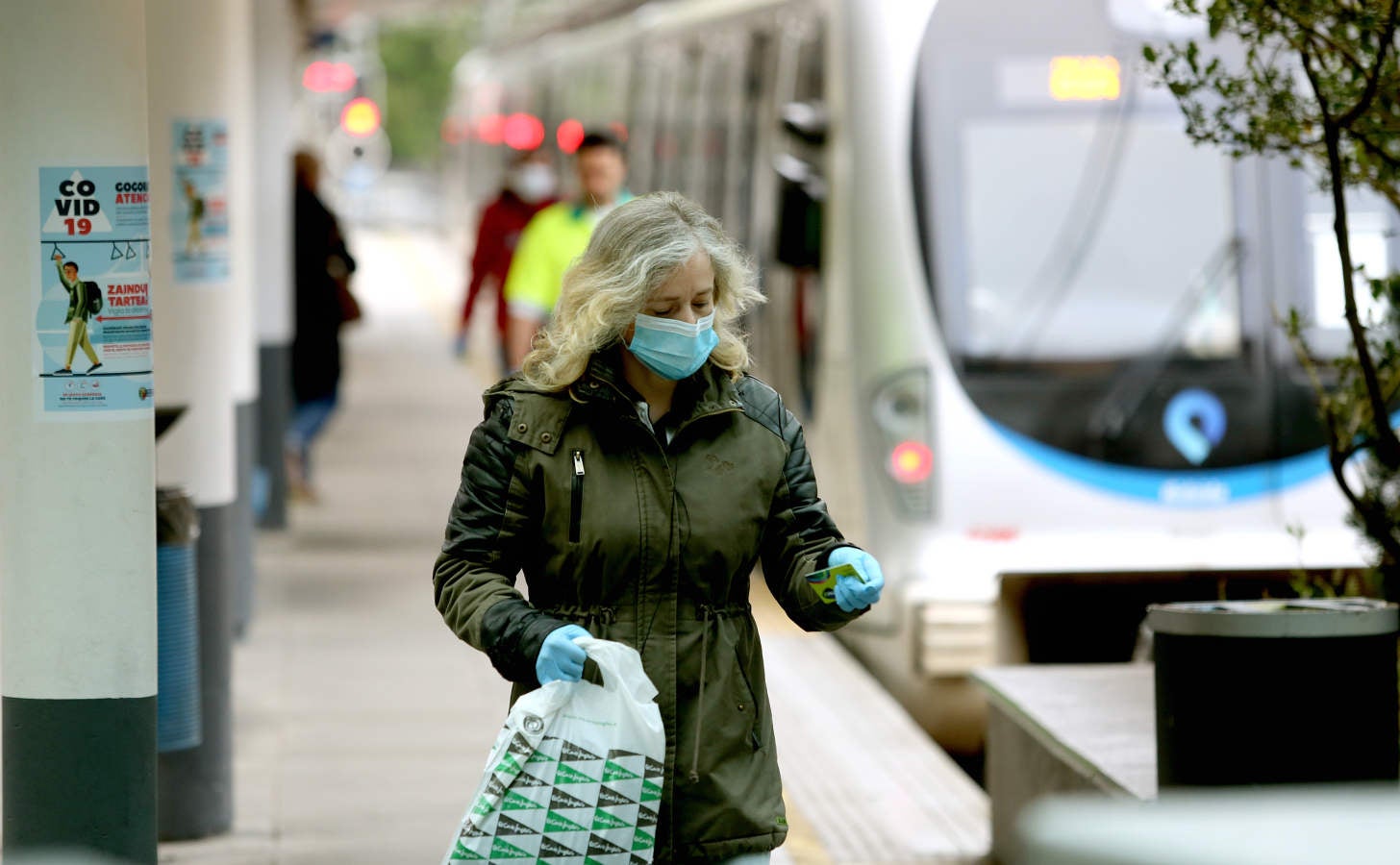 Fotos: Reparto de mascarillas en el transporte