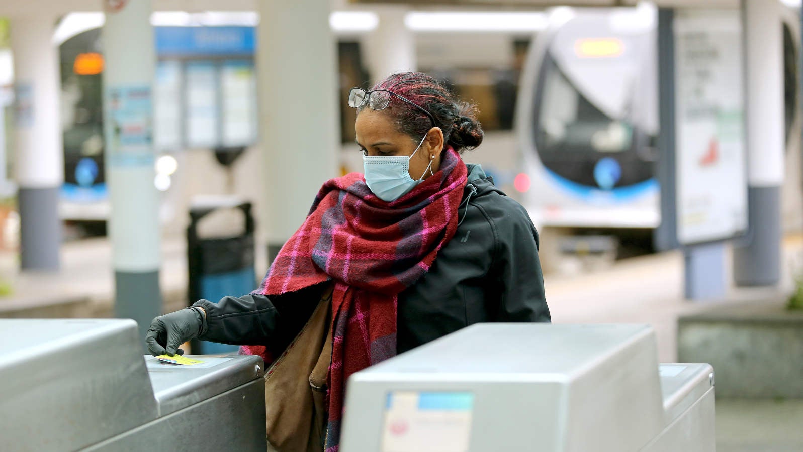 Fotos: Reparto de mascarillas en el transporte