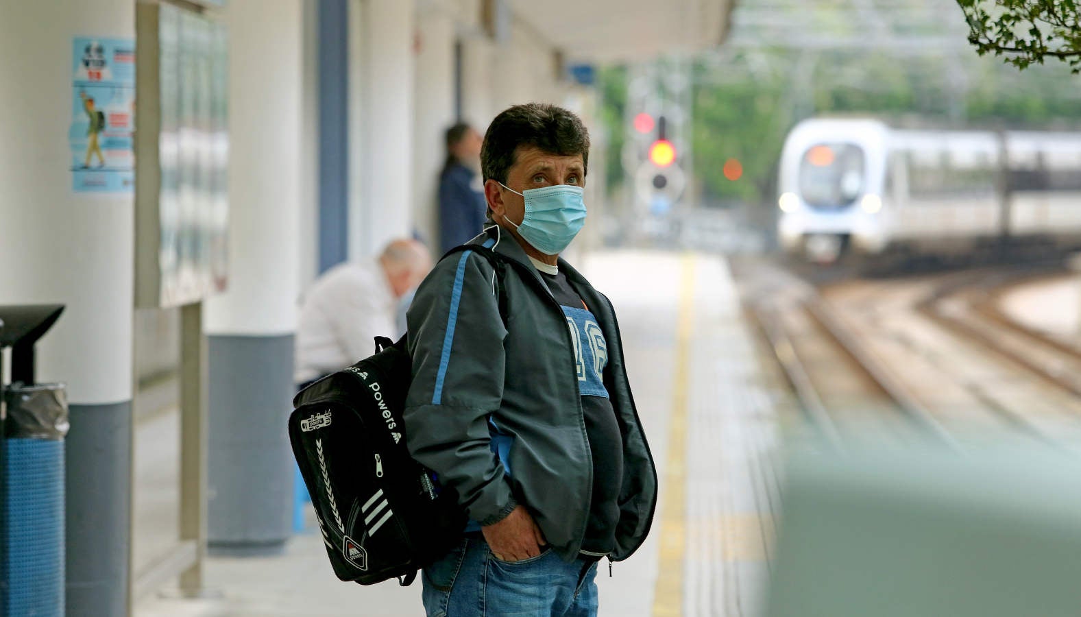 Fotos: Reparto de mascarillas en el transporte