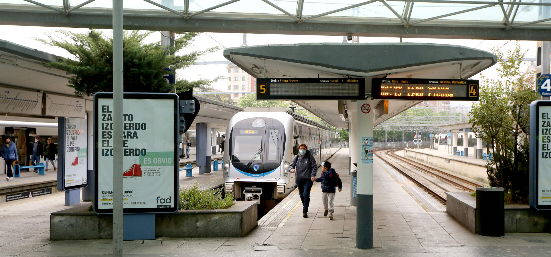 Fotos: Reparto de mascarillas en el transporte