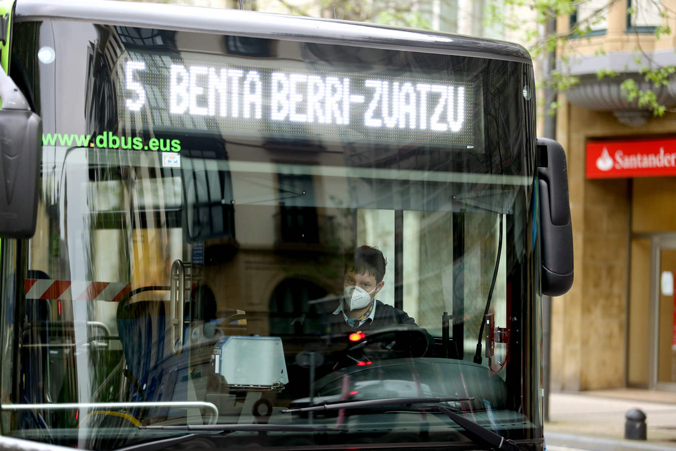 Fotos: Reparto de mascarillas en el transporte