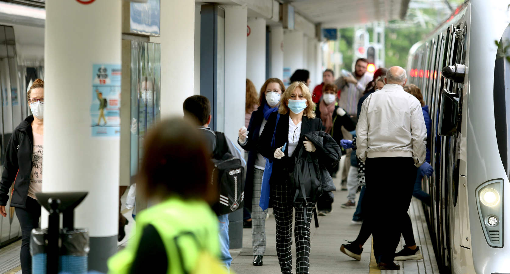Fotos: Reparto de mascarillas en el transporte