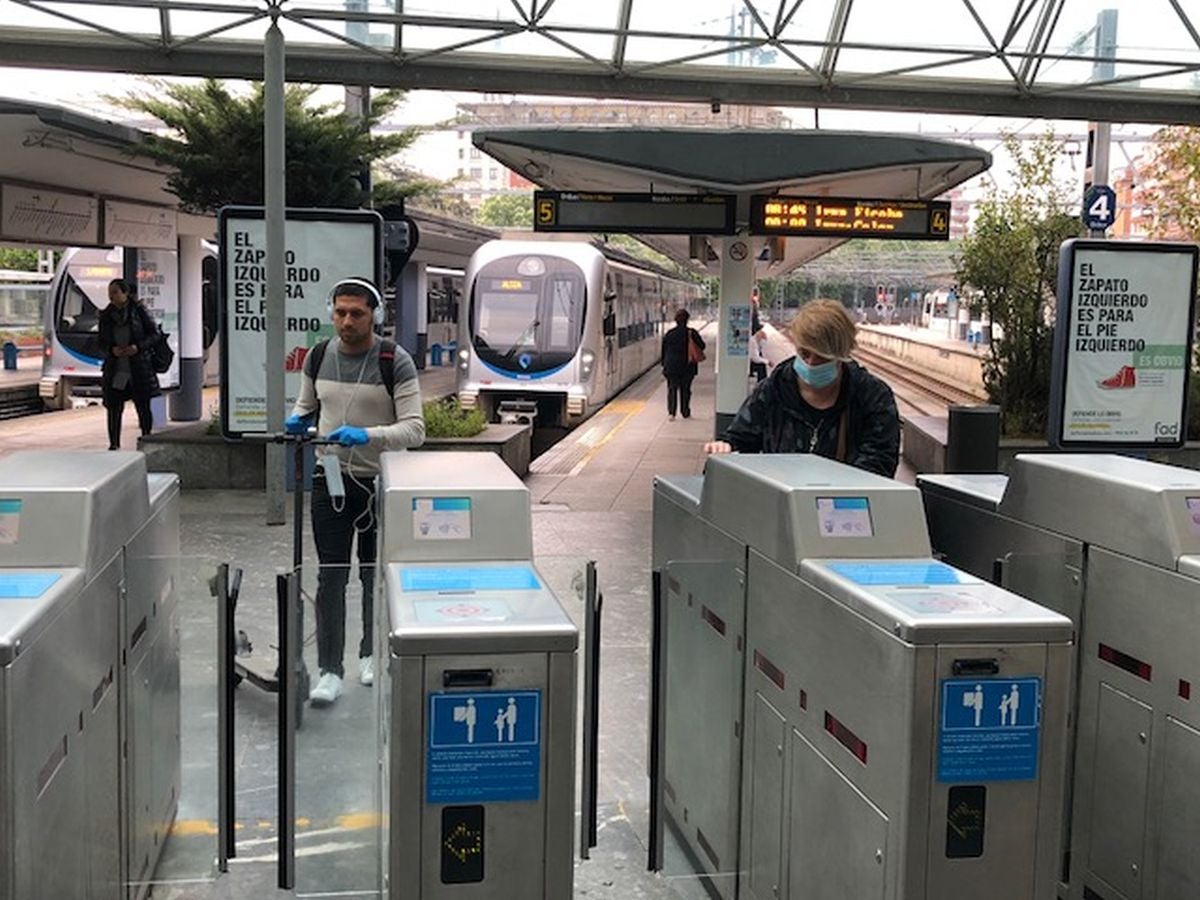 Fotos: Reparto de mascarillas en el transporte