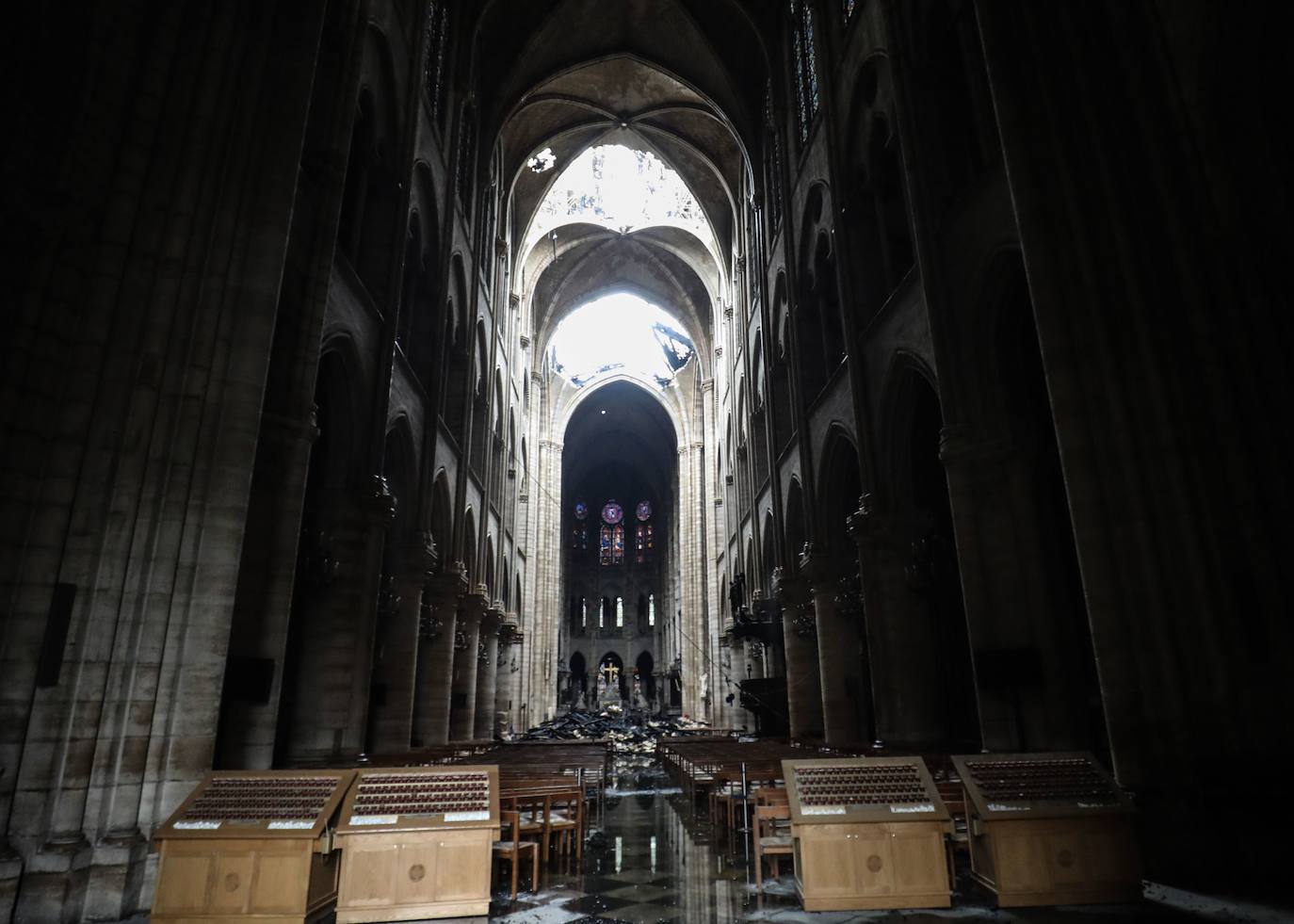 Un año después del incendio que destruyó el tejado de la catedral de Notre Dame y conmocionó al planeta, la restauración está lejos de haberse iniciado