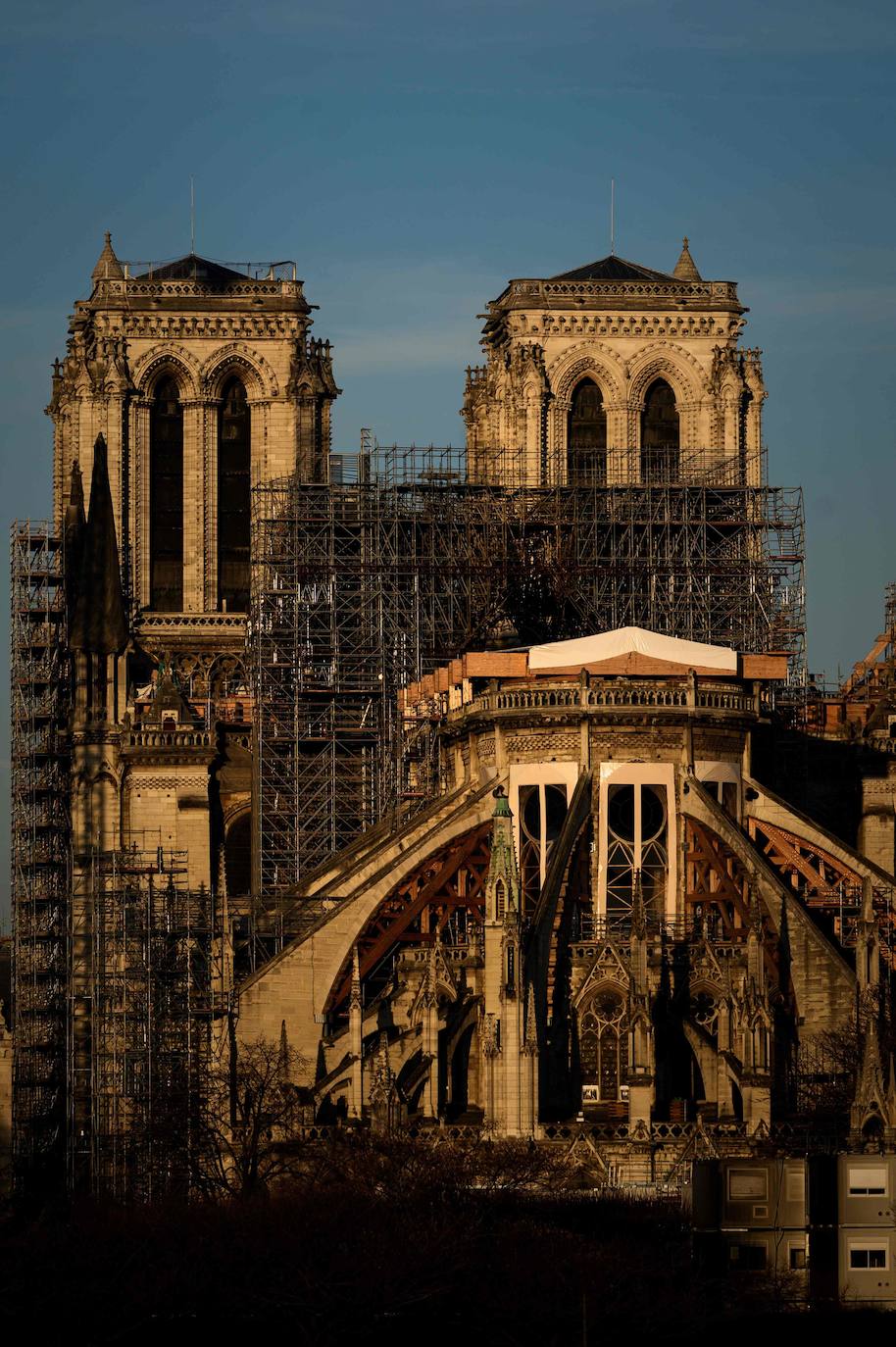 Un año después del incendio que destruyó el tejado de la catedral de Notre Dame y conmocionó al planeta, la restauración está lejos de haberse iniciado