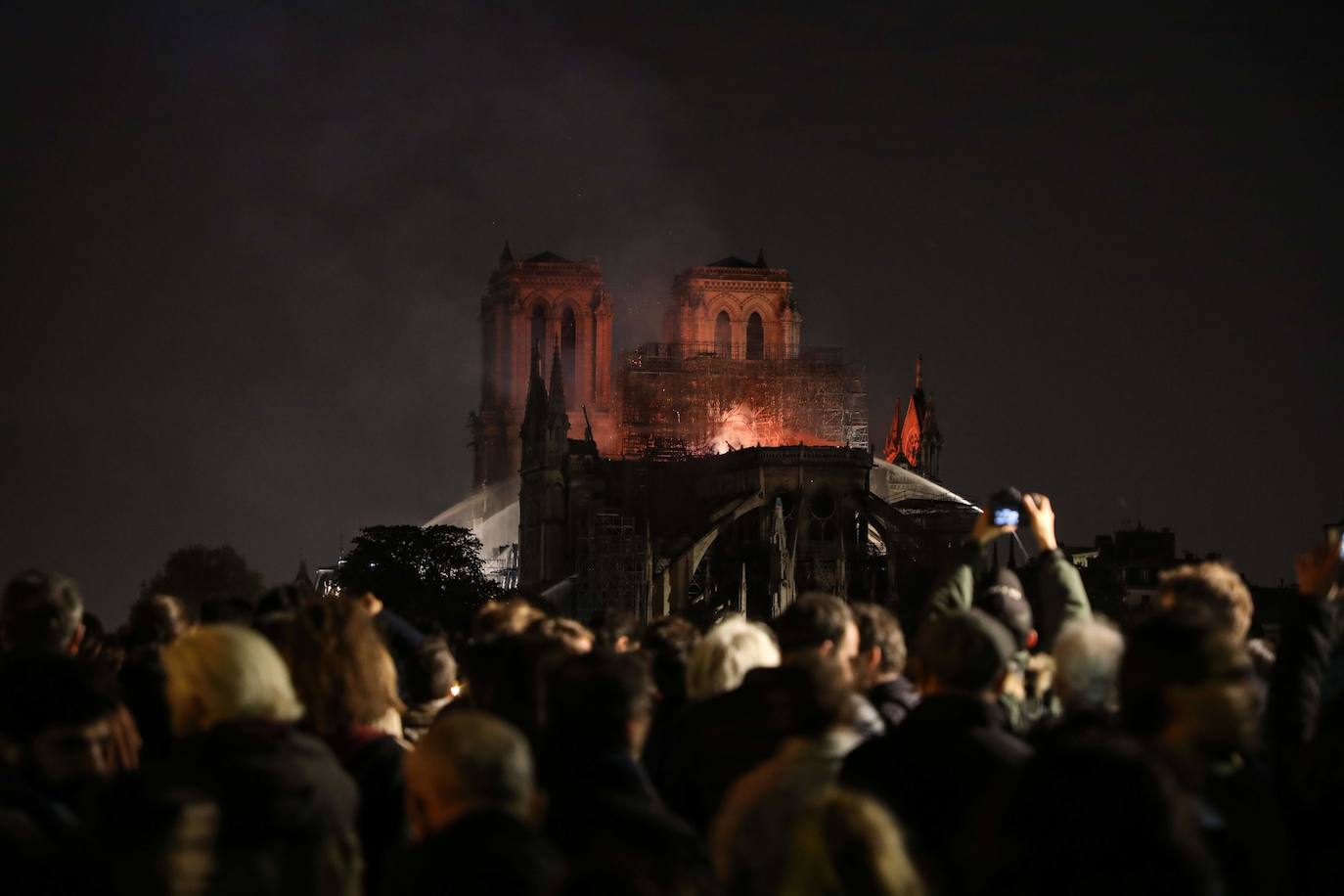 Un año después del incendio que destruyó el tejado de la catedral de Notre Dame y conmocionó al planeta, la restauración está lejos de haberse iniciado