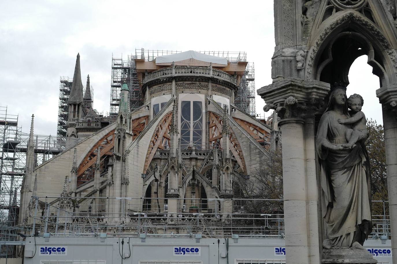 Un año después del incendio que destruyó el tejado de la catedral de Notre Dame y conmocionó al planeta, la restauración está lejos de haberse iniciado