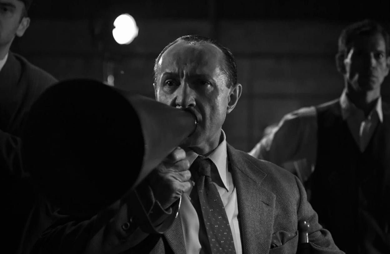 Ferenc Lenyel en el papel del director Michael Curtiz .