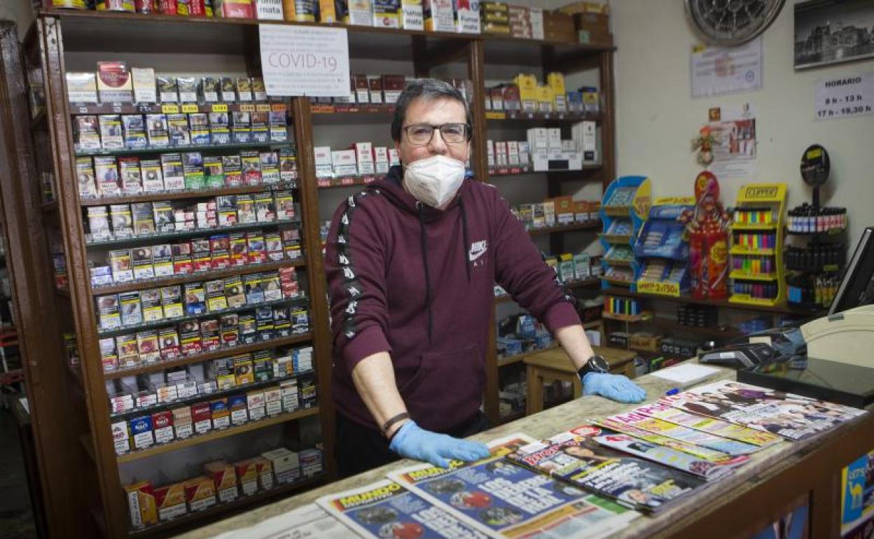 Loren Escudero acude cada día a su puesto detrás del mostrador del estanco Nº 1 de Irun, en la plaza de Urdanibia