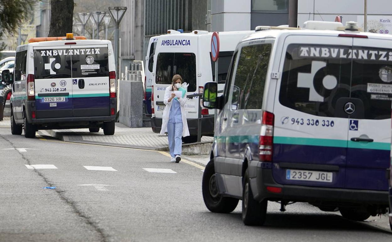 Ambulancias a las puerta del Hospital Donostia
