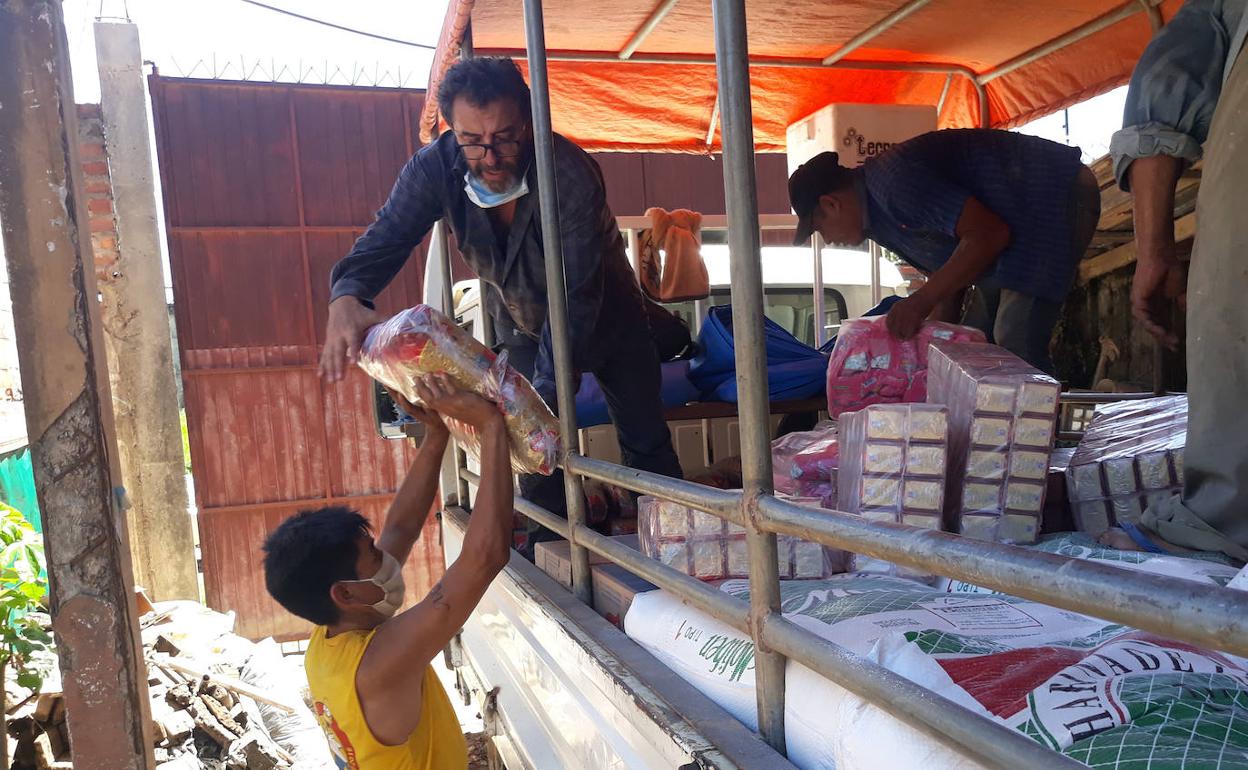 Toño Puerta ayuda a descargar sacos de comida.