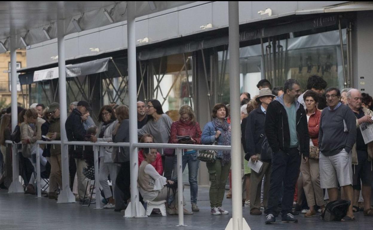 Colas para comprar entradas para el Festivalde San Sebastián en la edición del pasado septiembre. No se sabe si la imagen se podrár epetir este año. 