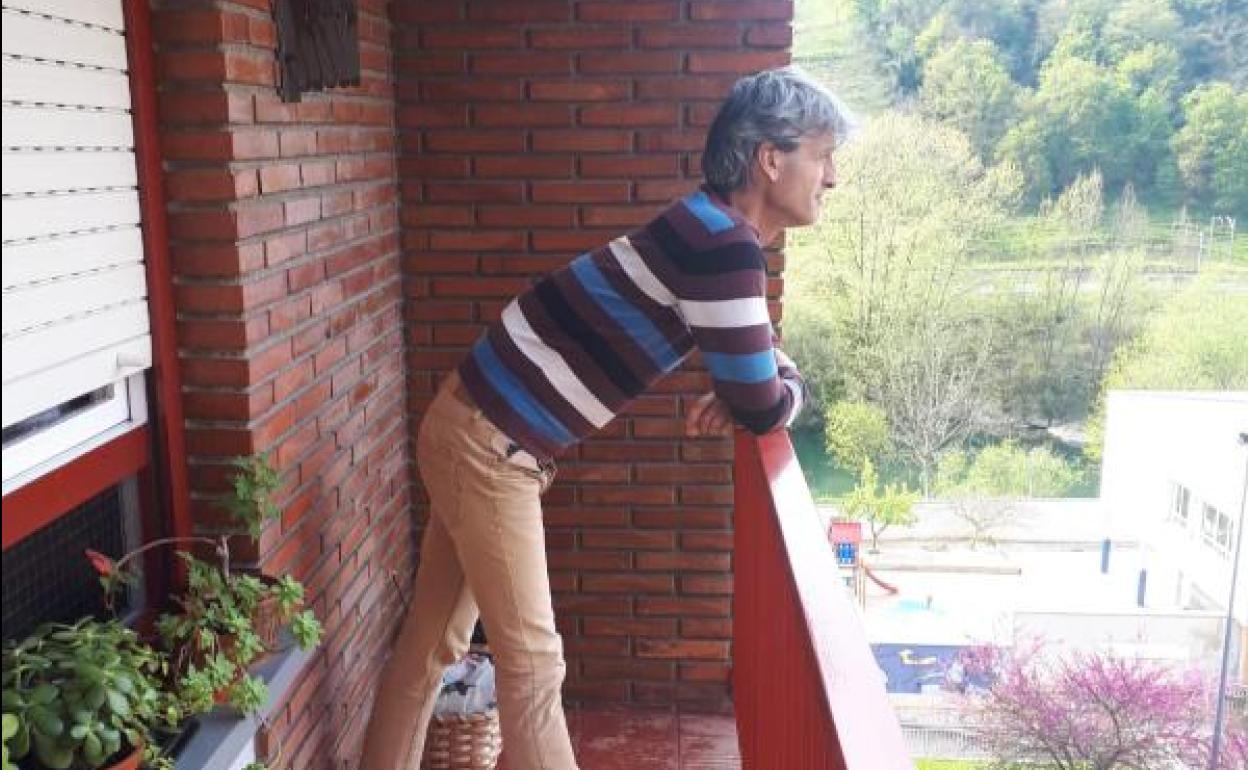 Jorge, en el balcón de la casa en la que vive junto a sus padres en Villabona. 
