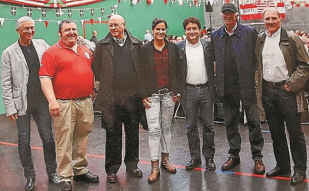 Joseba Etxabe, de rojo, antepone acabar con el coronavirus al fútbol. «Y eso que soy un forofo...», señala.