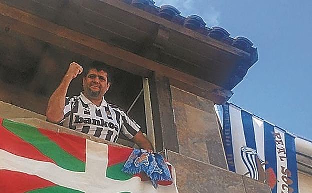 Un realista en Bizkaia. Tomás Morales se pondrá hoy la camiseta de las grandes noches en Trapagarán y hará sonar el Txuri-Urdin en su balcón.