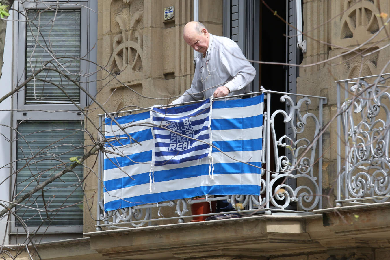 La final de la Copa del Rey entre la Real Sociedad y el Athletic se está jugando desde primera hora de este sábado en los balcones de muchos guipuzcoanos, engalanados para la ocasión