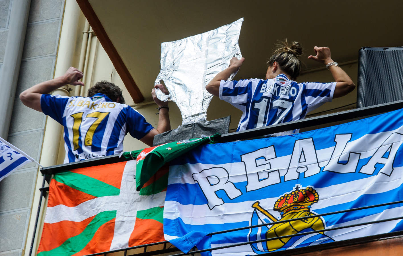 La final de la Copa del Rey entre la Real Sociedad y el Athletic se está jugando desde primera hora de este sábado en los balcones de muchos guipuzcoanos, engalanados para la ocasión