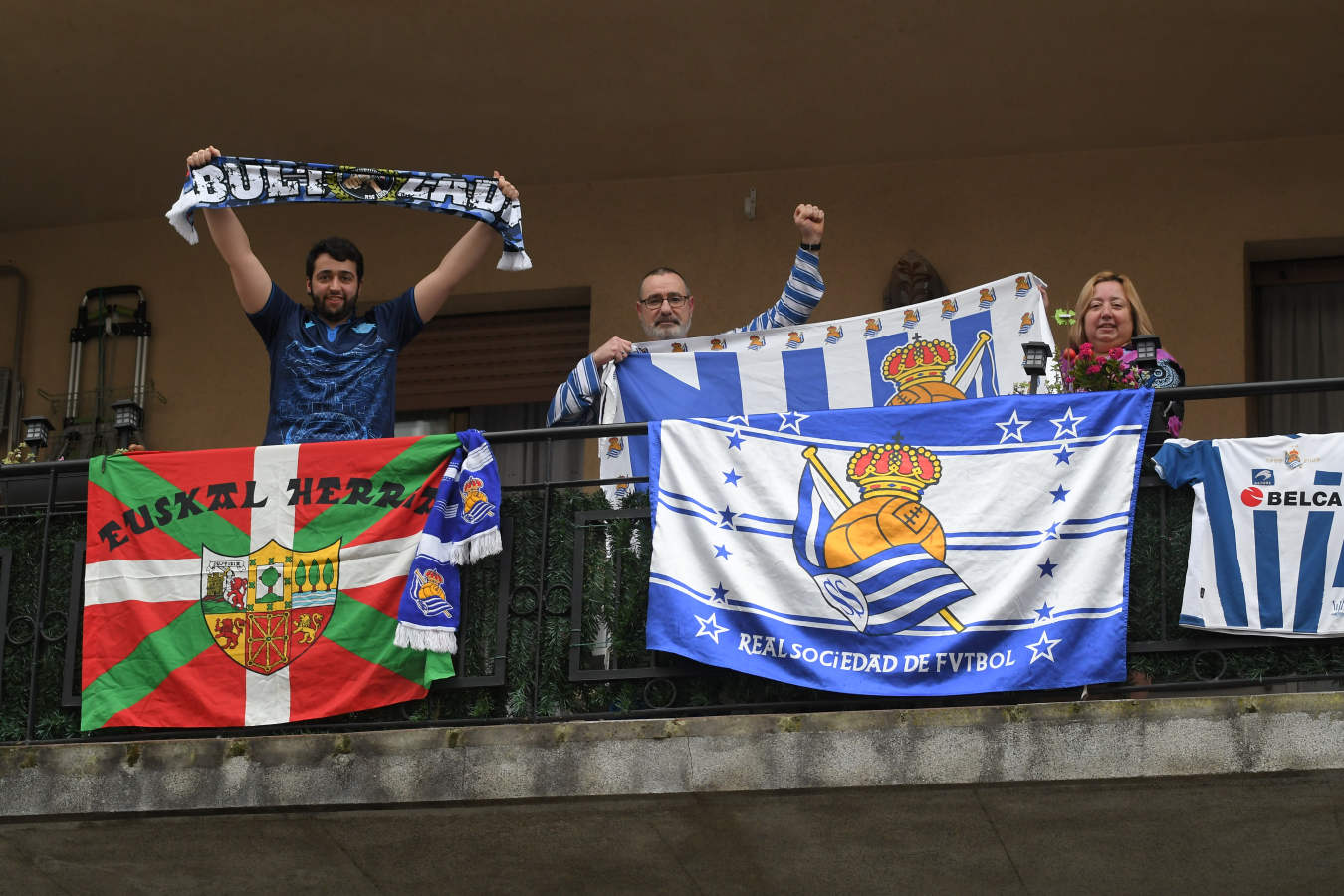La final de la Copa del Rey entre la Real Sociedad y el Athletic se está jugando desde primera hora de este sábado en los balcones de muchos guipuzcoanos, engalanados para la ocasión