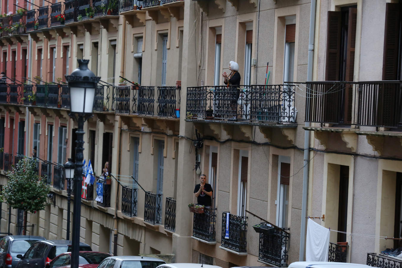 La final de la Copa del Rey entre la Real Sociedad y el Athletic se está jugando desde primera hora de este sábado en los balcones de muchos guipuzcoanos, engalanados para la ocasión